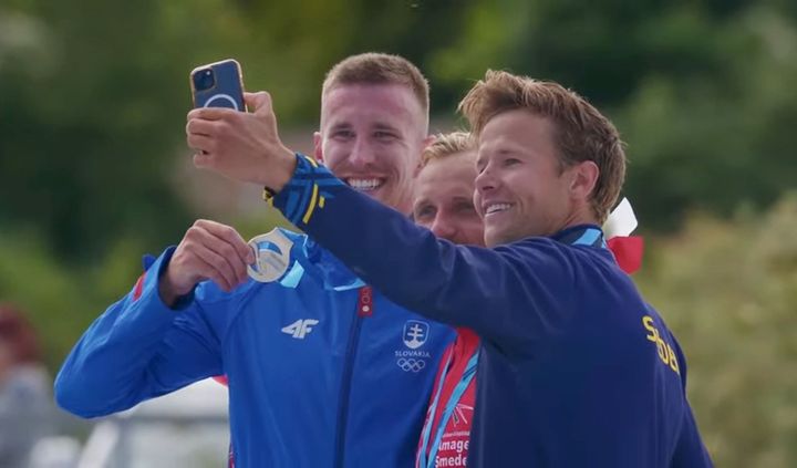 Jag kan inte identifiera personerna på bilden, men den visar tre glada personer som tar en selfie tillsammans utomhus.