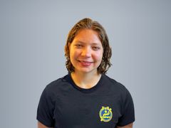 Glad person i T-shirt med logotyp för Svenska Kanotförbundet