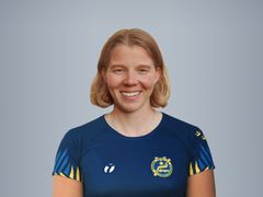 Alt-text: Kvinna i blå sporttröja med Bråvikens KK-logotyp.