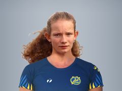 Bilden visar en person i en blå sporttröja med logotypen för Svenska Kanotförbundet