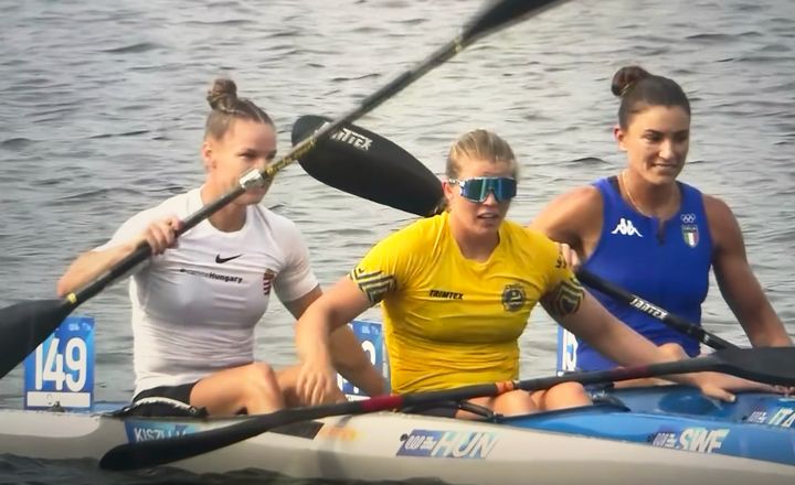 Jag är inte säker på vem som är på bilden, men det är tre kvinnliga atleter i kanoter på vattnet.