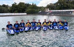 En grupp med svenska kanotpolo-spelare i sina kajaker på vattnet.
