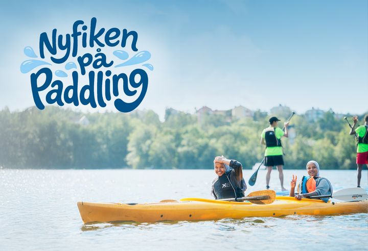 En grupp ungdomar i färgglada kläder paddlar kajak på en sjö, omgivna av grönska, under en klar himmel. Texten "Nyfiken på paddling" syns i bilden.