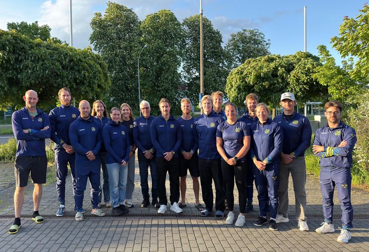 En grupp av det svenska sprintlandslaget poserar utomhus i Brandenburg iklädda lagkläder.