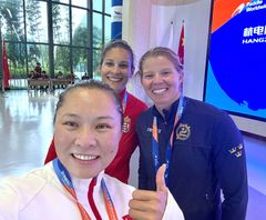 Melina Andersson ler med guldmedalj tillsammans med Zsoka Csikos och Shimeng Yu efter finalen på K1 500 m.