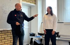 Johan Ekengren presenterar en deltagare vid U23-gruppens kick-off i Jönköping.