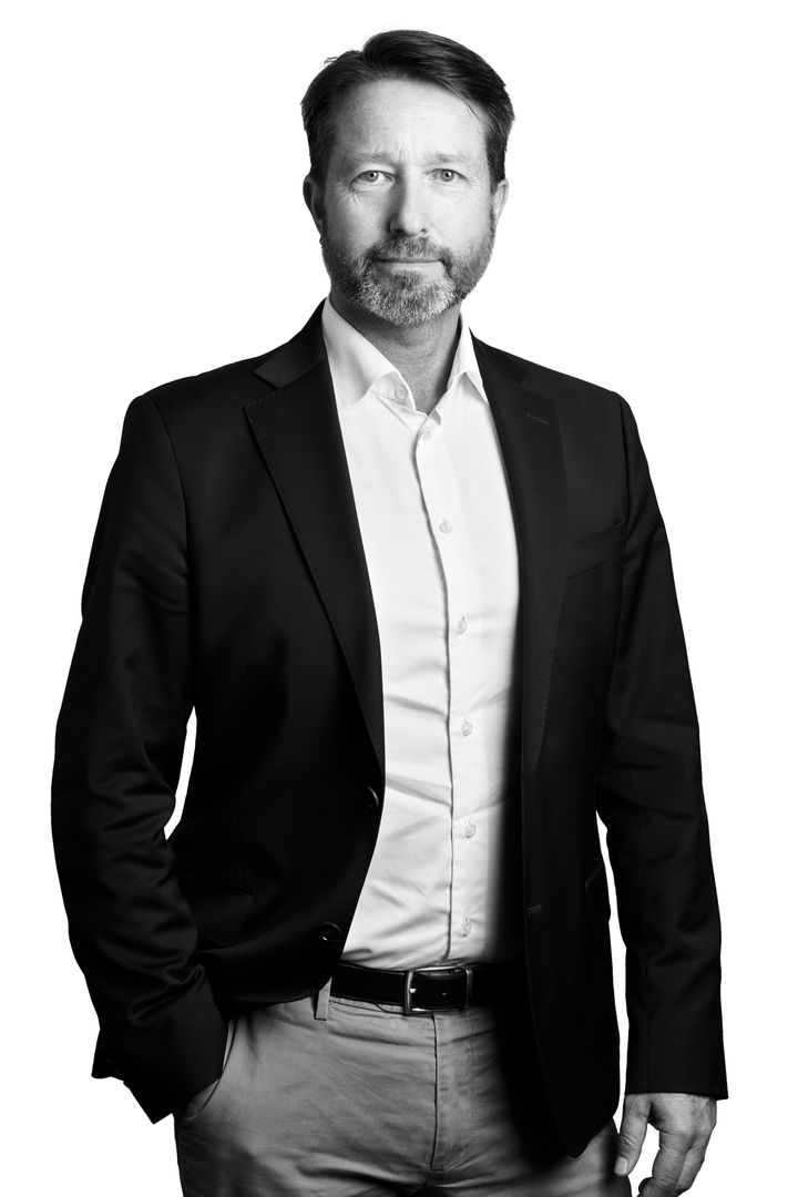 En man i kavaj och skjorta står och tittar mot kameran. Bilden är i svartvitt. Mannen heter Jan Tärnell och är affärsområdeschef för Svefa Värdering & Analys
