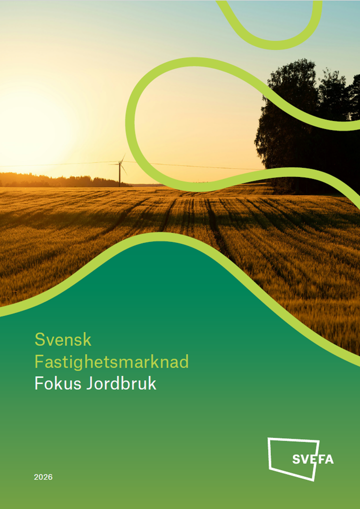Bild på omslaget av Svefas rapport "Svensk Fastighetsmarknad Fokus Jordbruk", med en solnedgång över en åker och en vindturbin i bakgrunden.