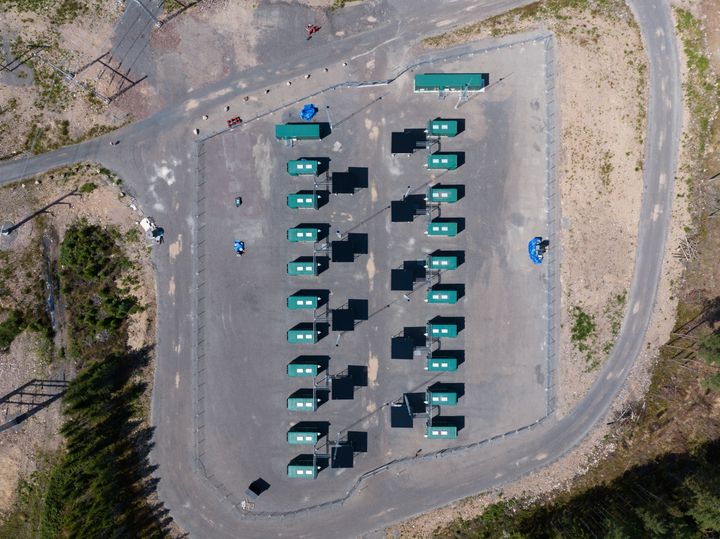 Döllnitz-projektet har säkrat nätanslutning och nödvändiga tillstånd och är ready-to-build, med planerad byggstart 2027 och kommersiell driftsättning 2028. (Bilden är från Flower's 42,5 MW BESS i Bredhälla)