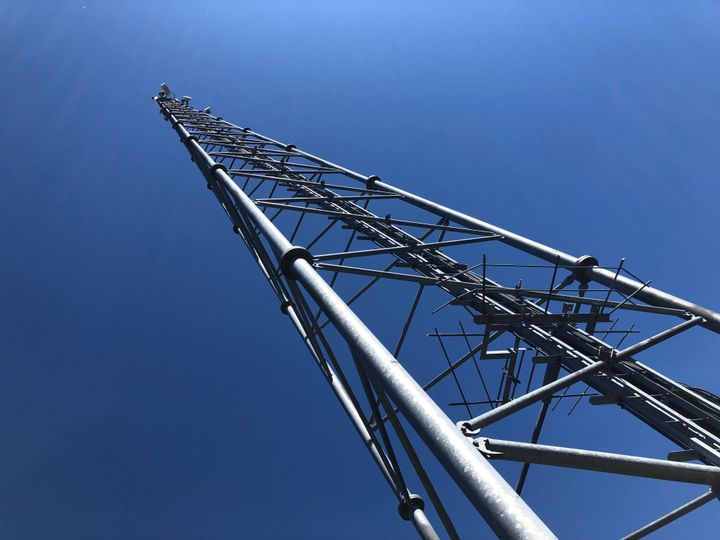 Mobilmast mot blå himmel.
