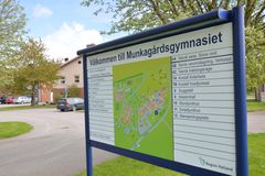Skylt med karta och text "Välkommen till Munkagårdsgymnasiet".