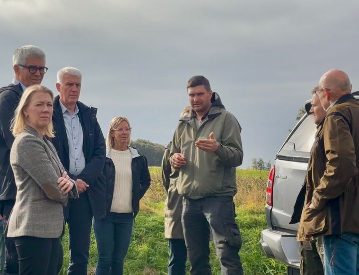 F.v. Anders Thornberg, Hallands Landshövding, Anna Olofsson, generaldirektör Jordbruksverket, Claes Lindgren, Hallands Länsråd, Anna Clarin, Jordbruksverkets samordnare för förenklingsarbete, Sven Ohlson, lantbrukare på Lis gård, Joakim Dannegren, vice ordförande LRF Halland och Per Leander, Länsstyrelsen Halland.
