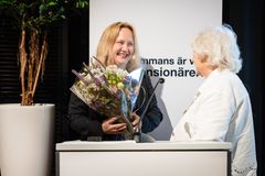 Dorota Religa, professor och överläkare vid Karolinska Institutet, mottar SKPF Pensionärernas forskningsstipendium.