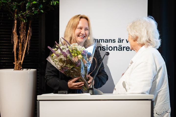 Dorota Religa, professor och överläkare vid Karolinska Institutet, mottar SKPF Pensionärernas forskningsstipendium.
