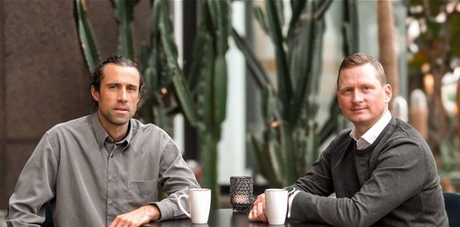 Bild av Emaldo®, CheckWatts VD Dan-Eric Archer till vänster och Emaldos VD Steffen Bjerregaard till höger.