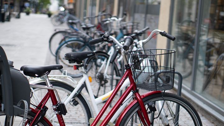 På cykelställ runt om i kommunen kommer man kunna skanna koder i Cykelkodsjakten. Tävlingen startar den 16 september kl. 05.30 och pågår till och med den 22 september.