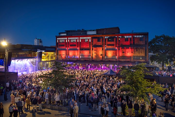 Vy över Kulturhustorget i Skövde