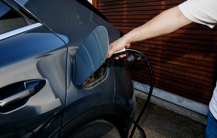 Intresset för elbilar ökar i Sverige – samtidigt som priserna på begagnade elbilar har fallit kraftigt de senaste åren.