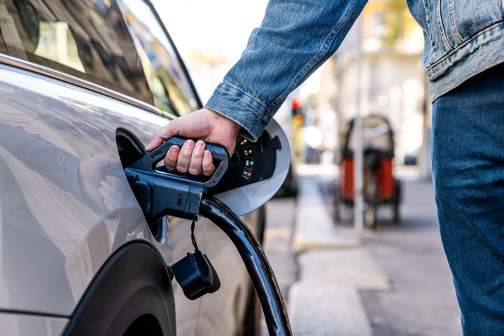 Ökat intresse för elbilar driver upp priserna – och försäljningen av begagnade elbilar ökade kraftigt i april.