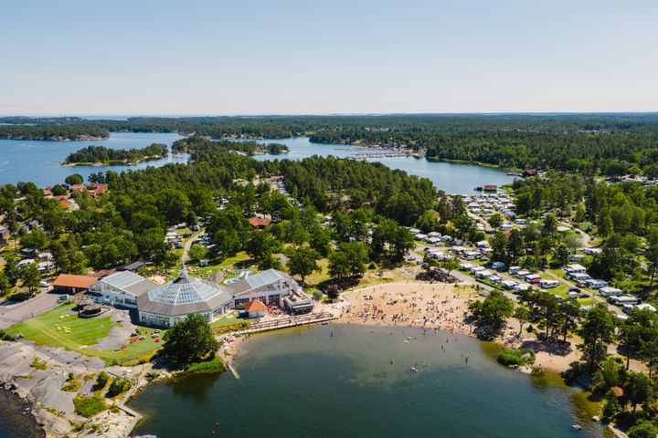En undersökning bland Svensk Campings medlemsföretag visar att 69 procent har ett bättre eller lika bra bokningsläge som rekordåret 2025. Bilden visar Västervik Resort.