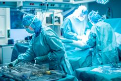 Kirurger i operationssal förbereder höftledsoperation.