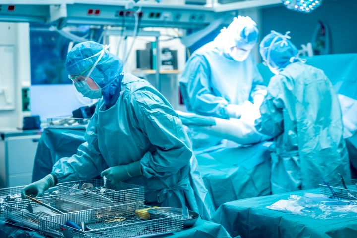 Kirurger i operationssal förbereder höftledsoperation.