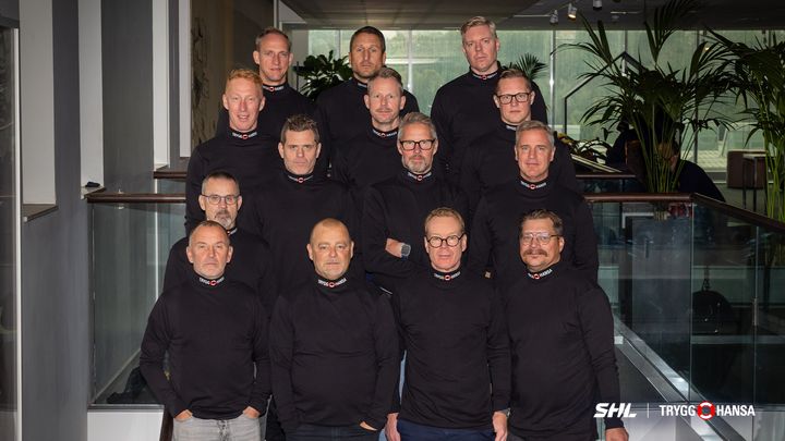 På dagens upptaktsträff hyllas den ikoniska hockeypolon. Övre rad från vänster: Mikael Håkansson, Linköping HC. Tomas Kollar, Malmö Redhawk, Anton Blomqvist, HV71  Andra rad från vänster: Jörgen Jönsson Färjestad, Robert Ohlsson Frölunda, Robert Kimby, Djurgårdens IF  Tredje rad från vänster: Daniel Hermansson Skellefteå AIK, Johan Hedberg Leksand, Dan Tangnes Rögle BL  Fjärde raden: Tommy Samuelsson, Timrå IK  Femte rad från vänster: Thomas Berglund, Luleå Hockey, Niklas Gällstedt Brynäs IF, Niklas Eriksson, Örebro HK, Björn Hellkvist, Växjö Lakers