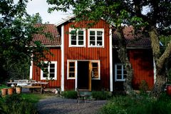 Nu är det hög tid att förbereda fritidshuset för höstens stormar och vinterns oväder för att undvika dyra skador.