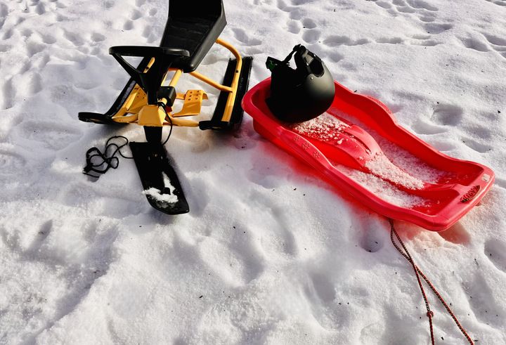 Kälkåkningens dag är här, men oroande många barn saknar hjälm i backen.