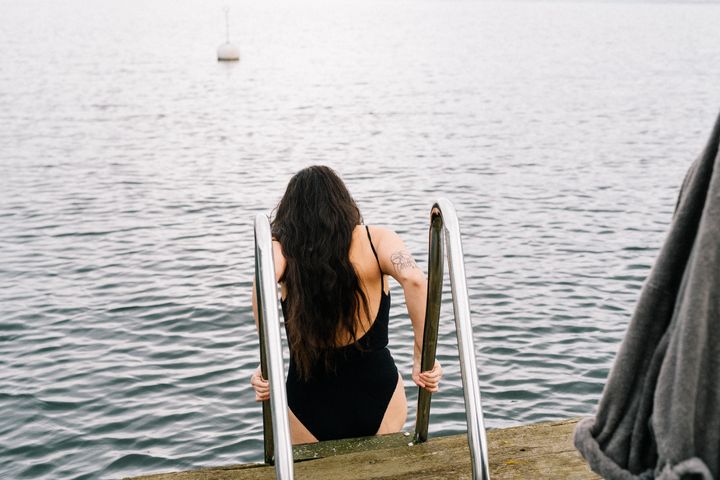 Var tionde vinterbadare badar ensam – en riskfylld trend.