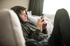 Allt fler föräldrar oroar sig för och hör av sig om barn som inte klarar skolnärvaro. Det visar en ny genomgång av samtalen till Familjehjälpen.