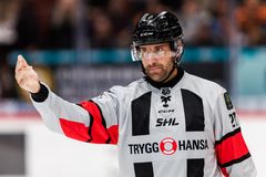 Trygg-Hansas välkända livboj kommer fortsatt att synas på SHL:s domartröjor.