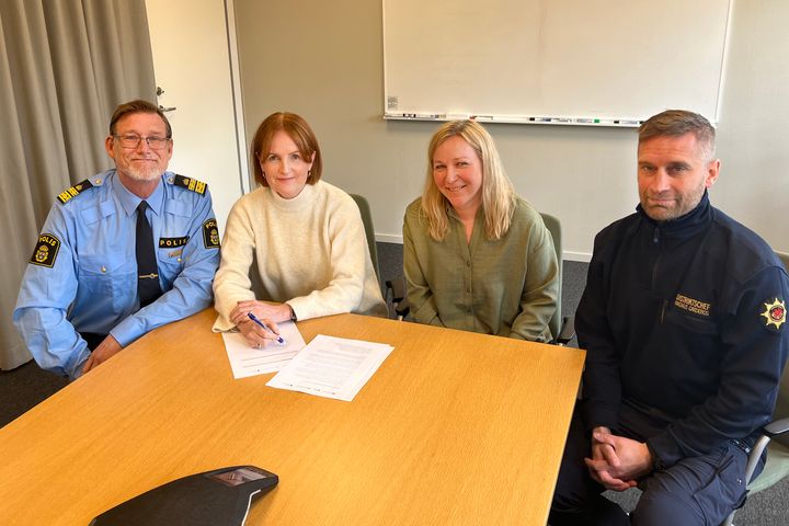 Michael Johansson lokalpolisområdeschef Botkyrka, Charlotte Lagerkvist tf kommundirektör Botkyrka kommun, Anna Mellström vd Botkyrkabyggen och Magnus Carderos distriktschef BotkyrkaSalem Södertörns brandförsvarsförbund. Foto: Botkyrka kommun