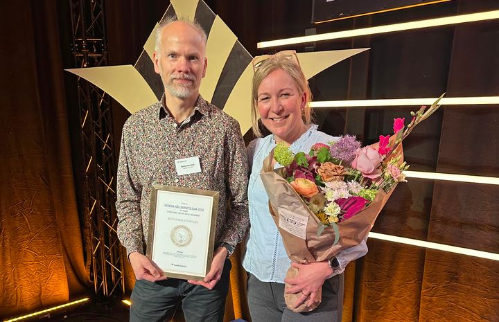 Mattias Rensfeldt, finansansvarig Botkyrka kommun, och Anna Mellström, vd Botkyrkabyggen, tog emot Kommuninvests pris för Högst andel Lån för social hållbarhet. Foto: Botkyrkabyggen