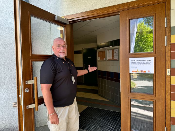 Magnus Eriksson, förvaltningssamordnare, hälsar välkommen till Botkyrkabyggens Cold Spot i Tumba.