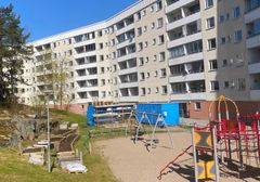 I Storvreten har nu över 1000 av Botkyrkabyggens lägenheter genomgått stambyte. Bilden visar ett hus där stambyte pågår på Passvägen.