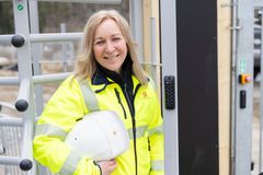 Botkyrkabyggens vd Anna Mellström besöker en byggarbetsplats. Foto: Botkyrkabyggen