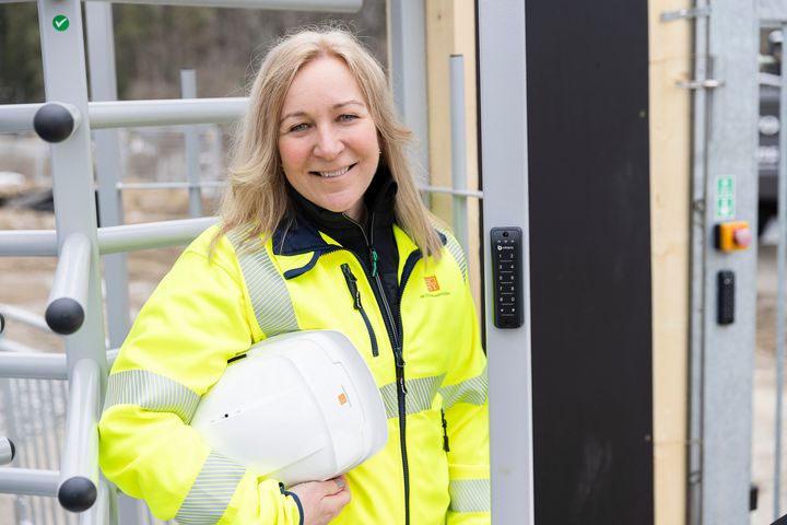Botkyrkabyggens vd Anna Mellström besöker en byggarbetsplats. Foto: Botkyrkabyggen