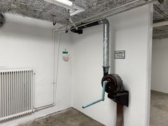 En vev och rör för ventilation i skyddsrum.