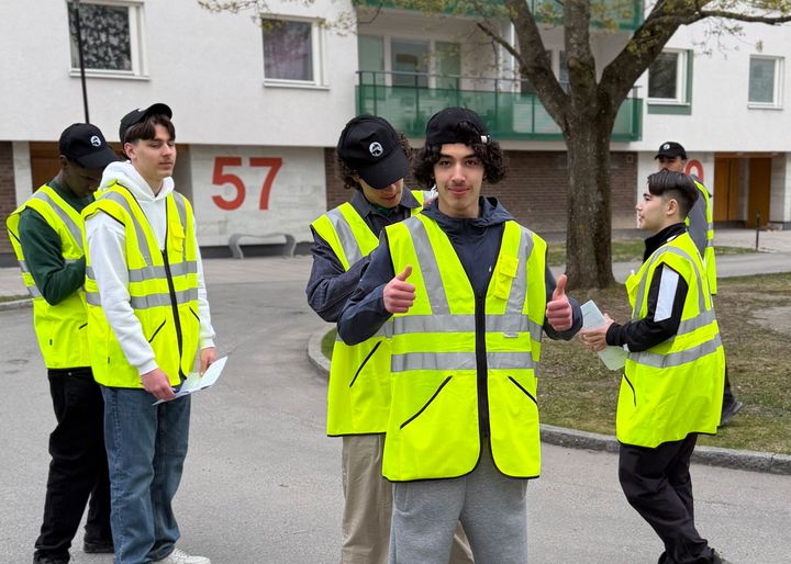 Ungdomsgruppen Pumorna trygghetsvandrar i Alby