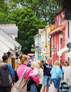 Stora gatan i Sigtuna stad under Sigtuna Möte, besökare och folkfest.