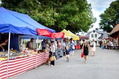 Marknadsområde på Sigtuna Möte sensommarmarknad, med utställare och besökare.
