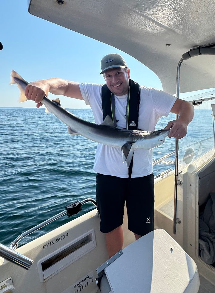 Johan Lembke från Eskilstuna med den första gråhaj som registrerats i Storfiskregistret på 47 år.