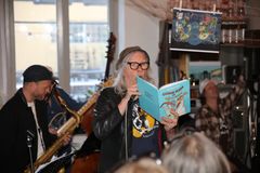 Stefan Sundström gästsjunger på barnskivan Makrillar & Maneter.