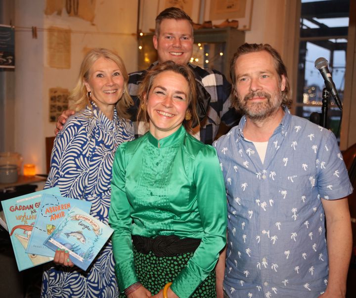 Gänget bakom Makrillar & Maneter: Victor Sandberg, Sportfiskarna, projektledare och producent (längst bak); Åsa Rosén, författare (till vänster) och artistduon My & Mats - My Engström-Renman och Mats Eriksson.