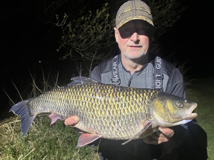 Ulf Noreman med den rekordstora färnan som fångades i Mörrumsån på valborgsmässoafton