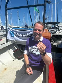 Rickard Nordin, Centerpartiets talesperson i klimat- och energifrågor, kom på en delad andraplats i Sportfiskarnas röstfiske. Här med en nyfångad storspigg.