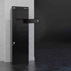 Eco Charge-laddskåp ACE monterat inomhus mot en ljus vägg, med ett av facken öppet – där MAUS aktivt brandskydd syns tydligt inuti.