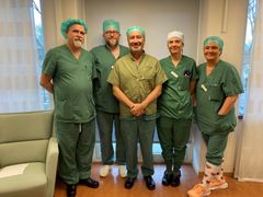 Alingsås lasarett har nyligen börjat behandla vissa prostataförstoringar med holmiumlaser som är en internationellt vedertagen metod. Urologen Tev Aho från Cambridge (i mitten på bilden) har varit i Alingsås och utbildat teamet där. Från vänster Henrik Jonsson, läkare, Olov Åstrand Adolfsson, läkare, Elsa Nord, operationssjuksköterska, och Linda Lippens Brenelli, undersköterska operation.