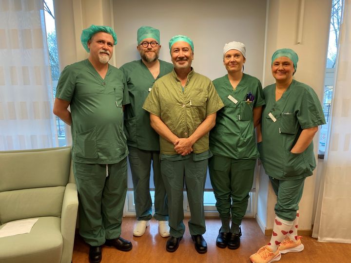 Alingsås lasarett har nyligen börjat behandla vissa prostataförstoringar med holmiumlaser som är en internationellt vedertagen metod. Urologen Tev Aho från Cambridge (i mitten på bilden) har varit i Alingsås och utbildat teamet där. Från vänster Henrik Jonsson, läkare, Olov Åstrand Adolfsson, läkare, Elsa Nord, operationssjuksköterska, och Linda Lippens Brenelli, undersköterska operation.